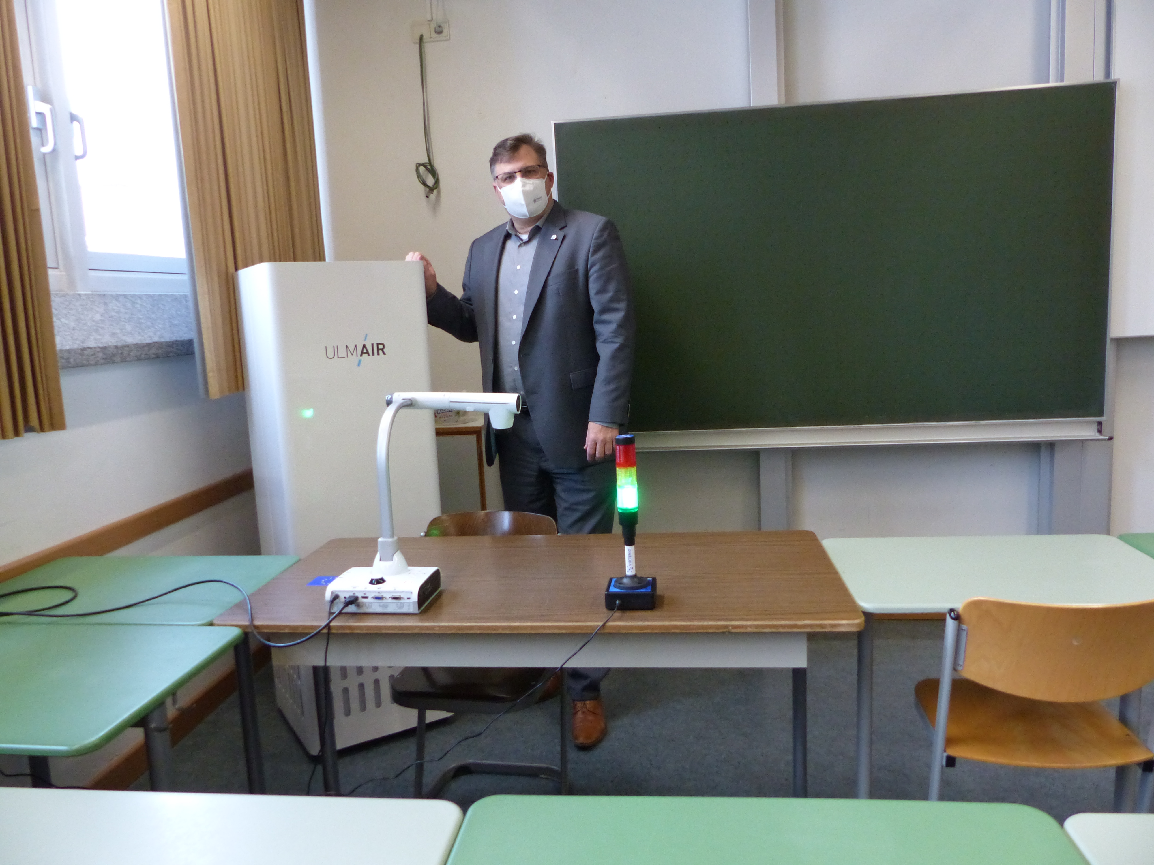 Mobile Raumluftreinigungsgeräte für die Schulen im Landkreis Dachau