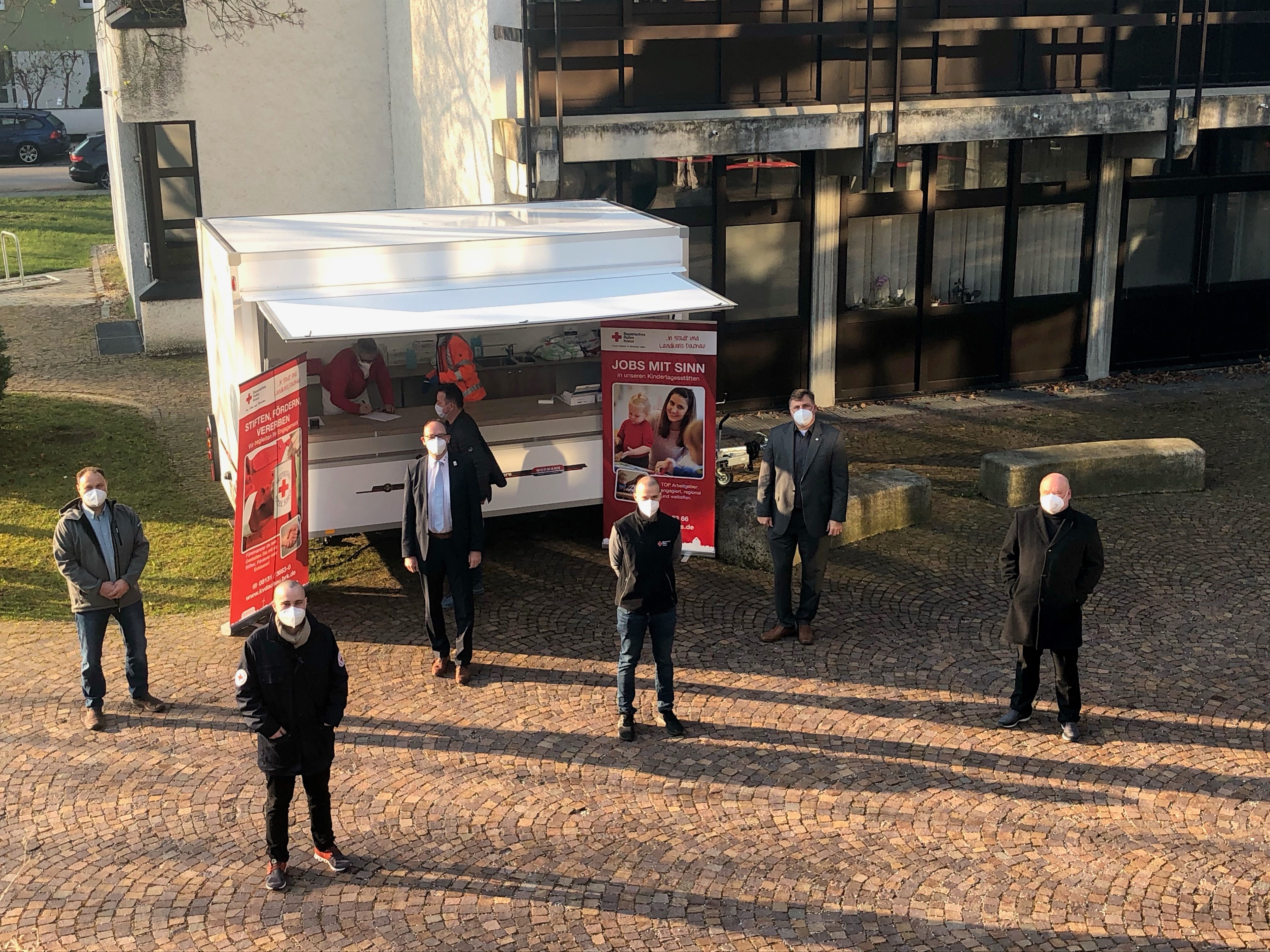 Eröffnung der Corona-Schnelltest-Station am Landratsamt Dachau
Auf dem Foto von links: Wolfgang Reichelt (Pressesprecher LRA), Max Frisch (BRK, Impfzentrum), Bernhard Seidenath (BRK-Kreisvorsitzender, MdL), Etienne Zeidler (BRK), Landrat Stefan Löwl, Konrad Butzenlechner (Leiter Haupt- und Personalverwaltung)