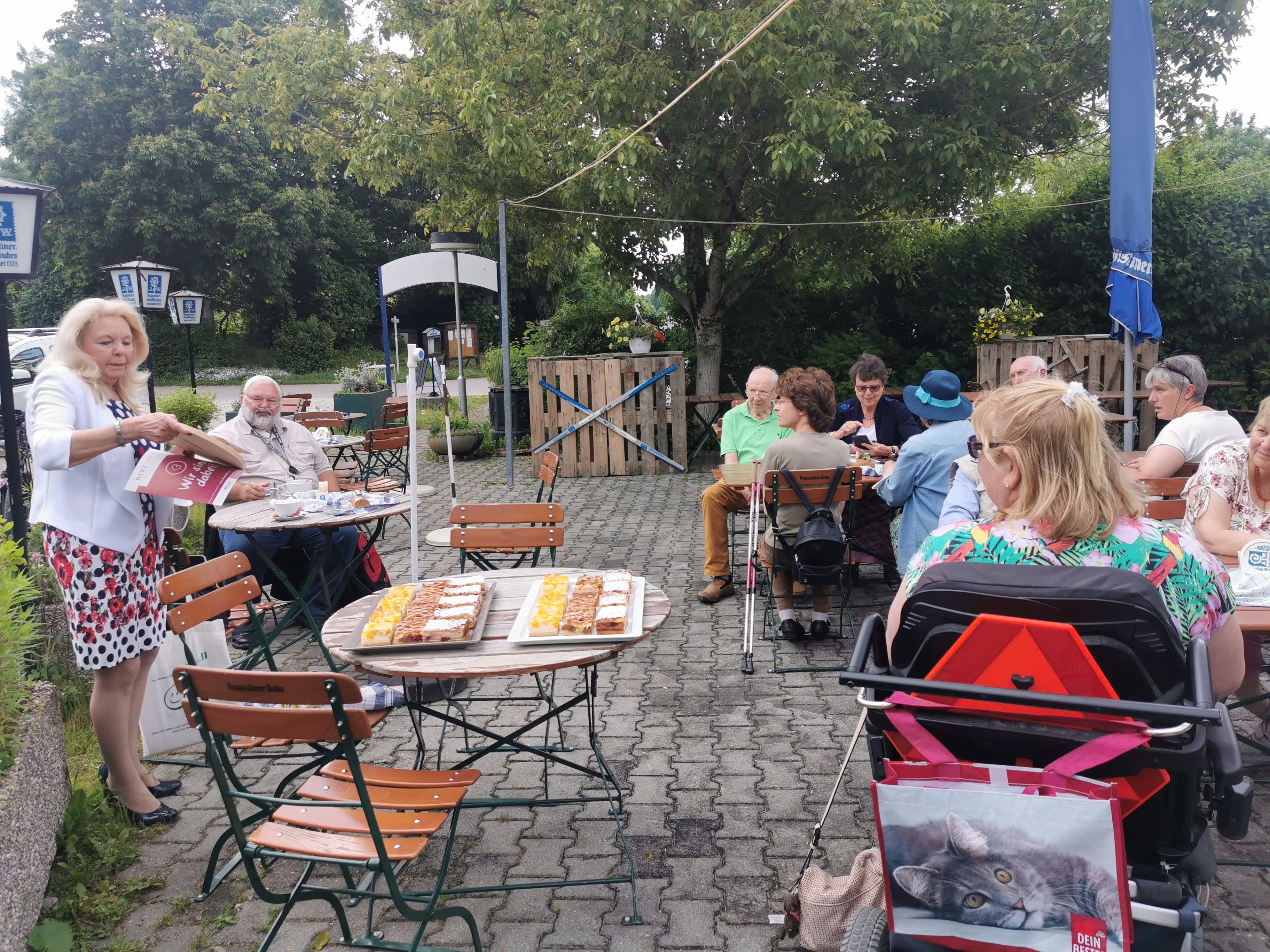 Café-Treffen des Vereins Behinderte & Freunde finden wieder statt: erstes Treffen mit Herzbrettl-Kuchenspende
