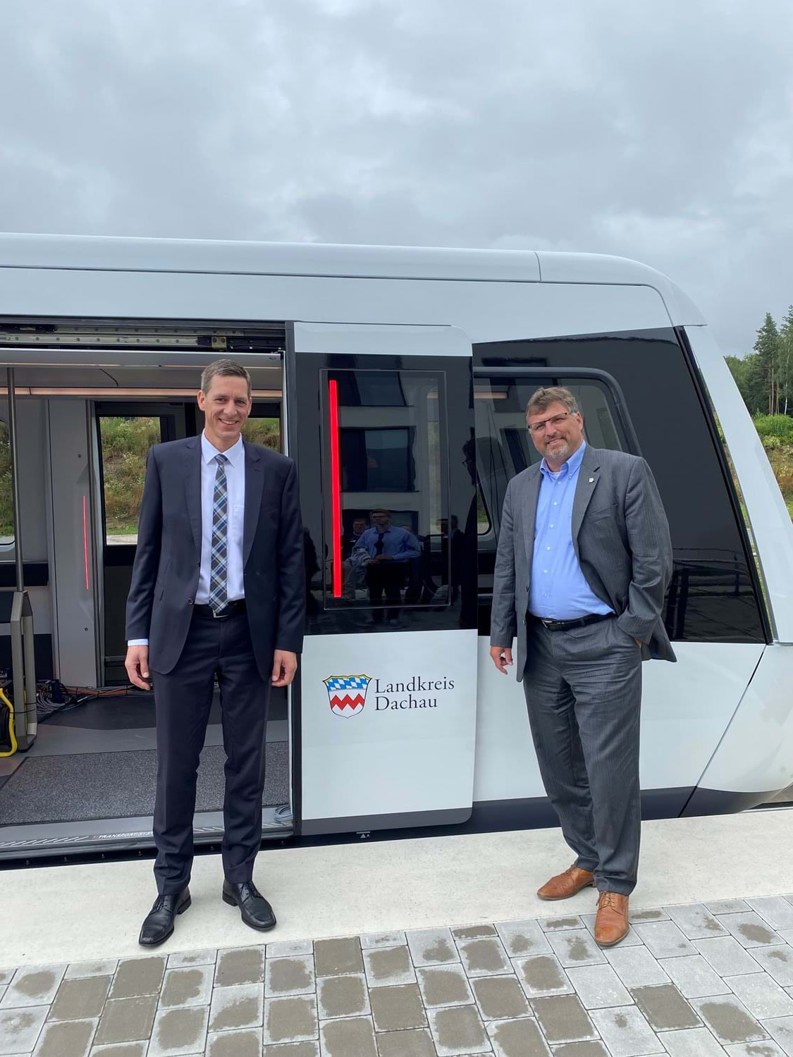 Transport System Bögl als platzsparende und kosteneffiziente Alternative: Kreisdelegation macht sich ein Bild vor Ort