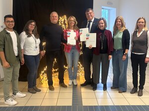 Kleine Feier zur Vertragsunterzeichnung die das DIPiK Modell zum Regelmodell an der Greta-Fischer-Schule besiegelt. Auf dem Bild von links nach rechts
Mansur Klentzan, Kinderschutz München, Ingrid Guth stellv Schulleitung, Thomas Melles, Dr. Anna Laux, beide Kinderschutz München, Landrat Stefan Löwl, Viktoria Ledermann, Schulleitung Greta-Fischer-Schule, Britta Neumann, Landratsamt und Sonja Müller, stellv Schulleitung