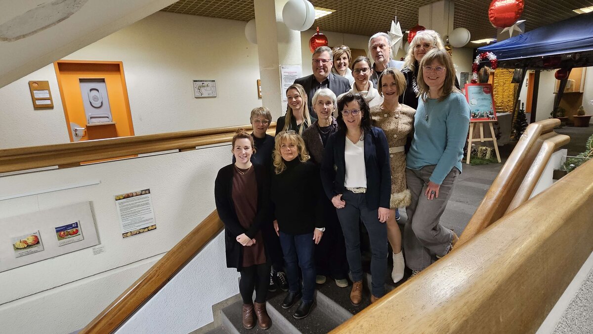 Die Zertifikatsempfänger „Seniorenbegleitung mit Schwerpunkt Demenz“ bei der feierlichen Übergabe im Landrastamt Dachau