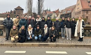 Bild vergr&ouml;&szlig;ern: Die Teilnehmenden der Studienreise mit der Ausbildungsleitung im Landratsamt Dachau.