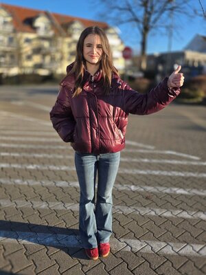 Frau zeigt Daumen hoch. Jugendschutzkontrollen zeigen deutliche Verbesserungen