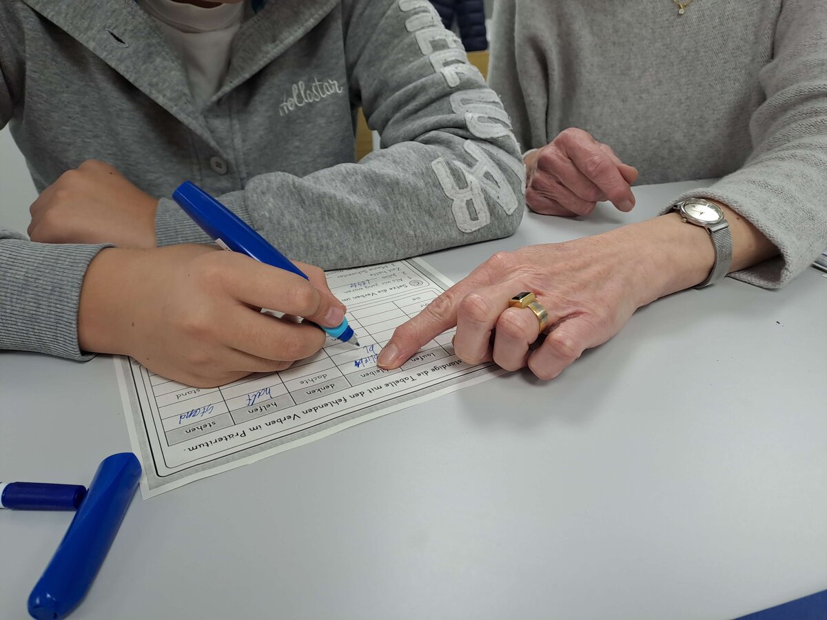 Unterstützung bei den Hausaufgaben in der Unterkunft in der Theodor-Heuss-Str in Dachau