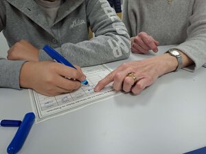 Unterstützung bei den Hausaufgaben in der Unterkunft in der Theodor-Heuss-Str in Dachau