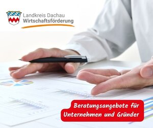 Person berät zu einer Auflistung.