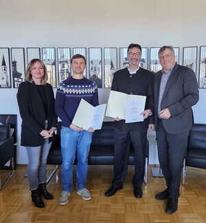 Bild vergr&ouml;&szlig;ern: Gruppenbild: Neu ernannte Biberberater mit Landrat Stefan Löwl und Sachgebietsleitung Sabine Schöttl