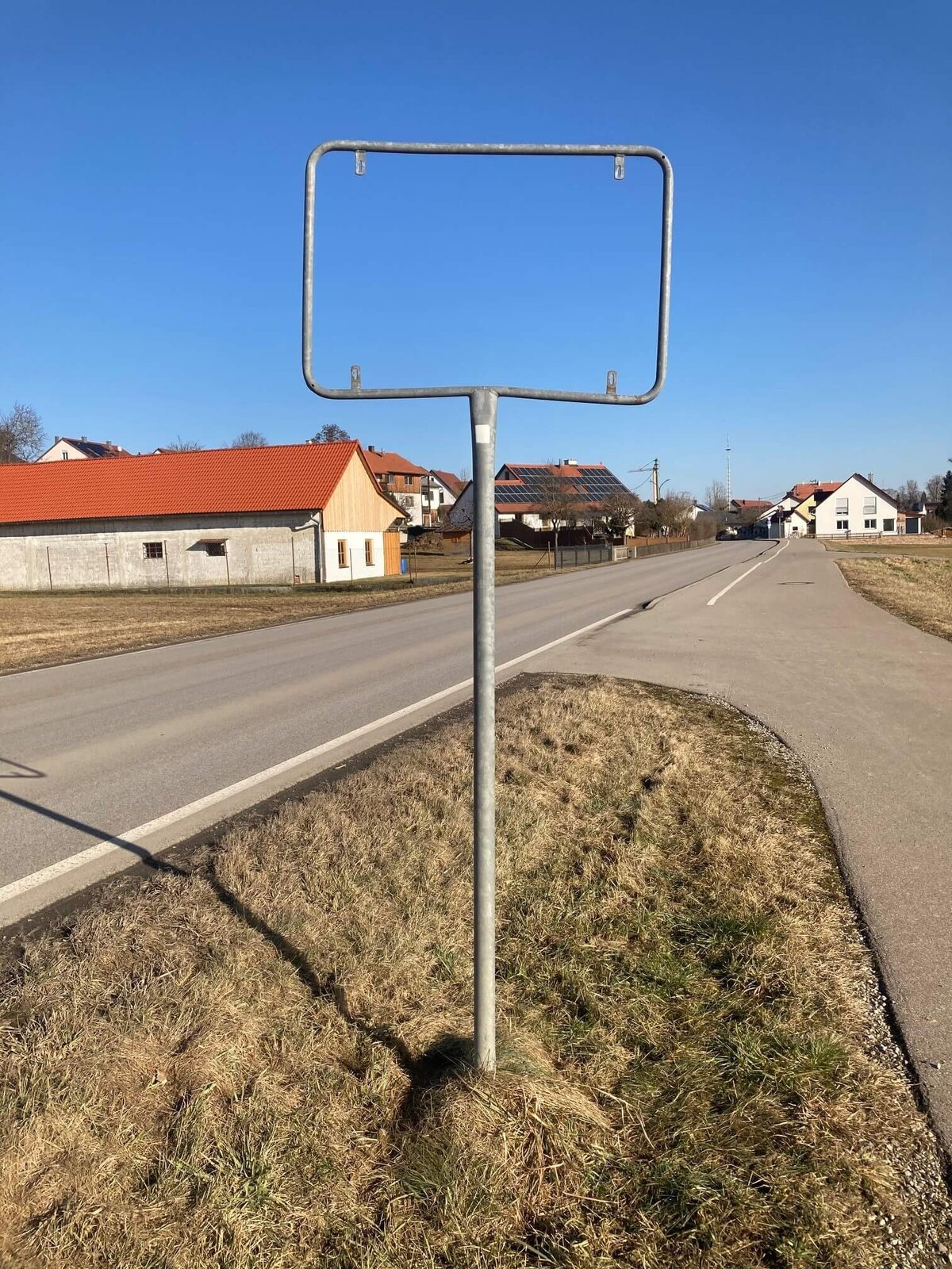 Fehlendes Ortschild an einer Kreisstraße.