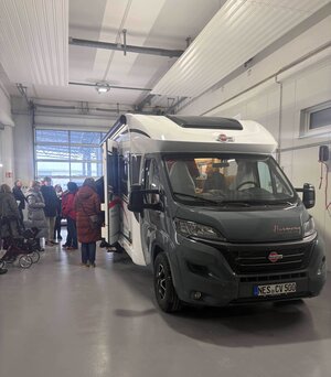 Viele interessierte Akteure aus dem Bereich Gesundheit besichtigten Das Plfege-Übungs-Wohnmobil.
Landrat Stefan Löwl wirft einen Blick in das Wohnmobil