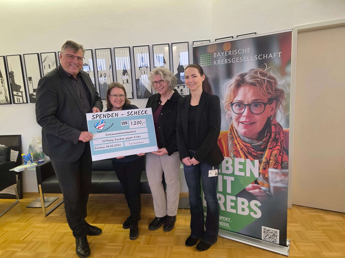 Übergabe des Spendenschecks an die Stiftung Dachau gegen Krebs