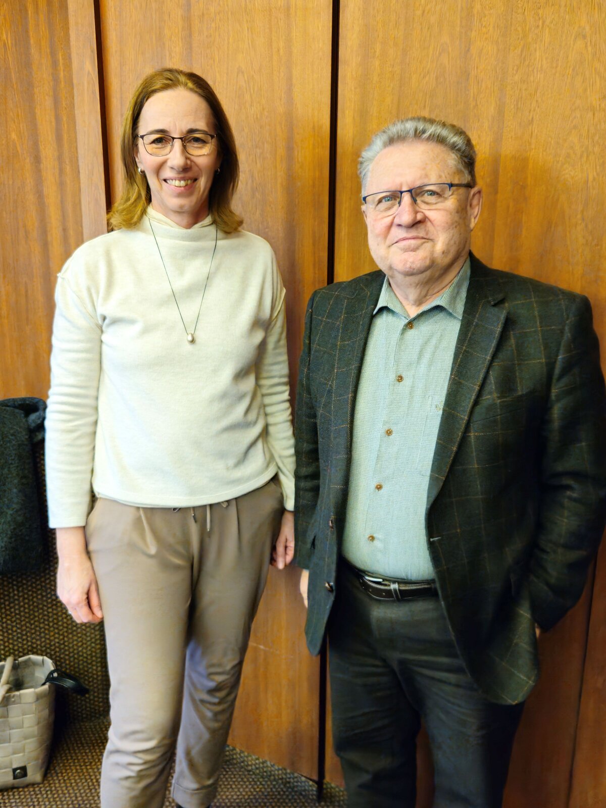 Eine Frau und ein Mann stehen vor einer Wand