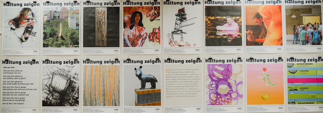 Plakate mit einer eindeutigen Botschaft: gegen Hass und Egoismus, für Toleranz, Vielfalt und Humanität