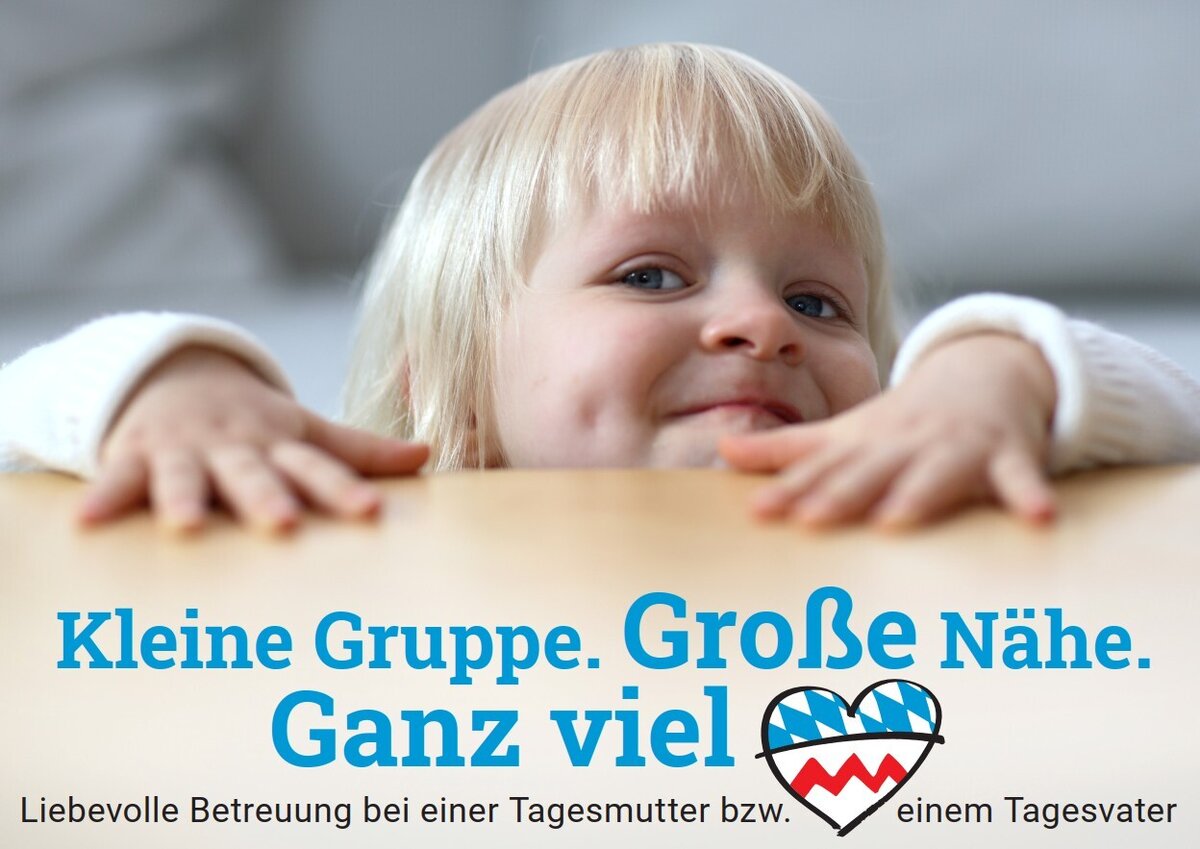 ein Kleinkind schaut in die Kamera, Text "kleine Gruppen. Große Nähe. Ganz viel Herz. Liebevolle Betreuung bei einer Tagesmutter" 