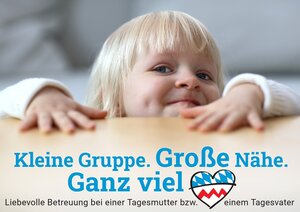 Bild vergr&ouml;&szlig;ern: ein Kleinkind schaut in die Kamera, Text "kleine Gruppen. Große Nähe. Ganz viel Herz. Liebevolle Betreuung bei einer Tagesmutter"