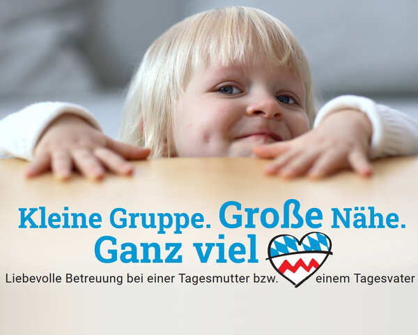 ein Kleinkind schaut in die Kamera, Text "kleine Gruppen. Große Nähe. Ganz viel Herz. Liebevolle Betreuung bei einer Tagesmutter"