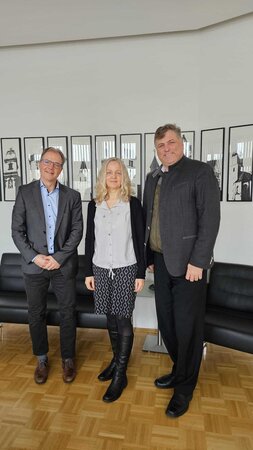 Bild vergr&ouml;&szlig;ern: Albert Sikora, Leiter des staatlichen Schulamtes Dachau und Landrat Stefan Löwl heißen Andrea Noha willkommen.