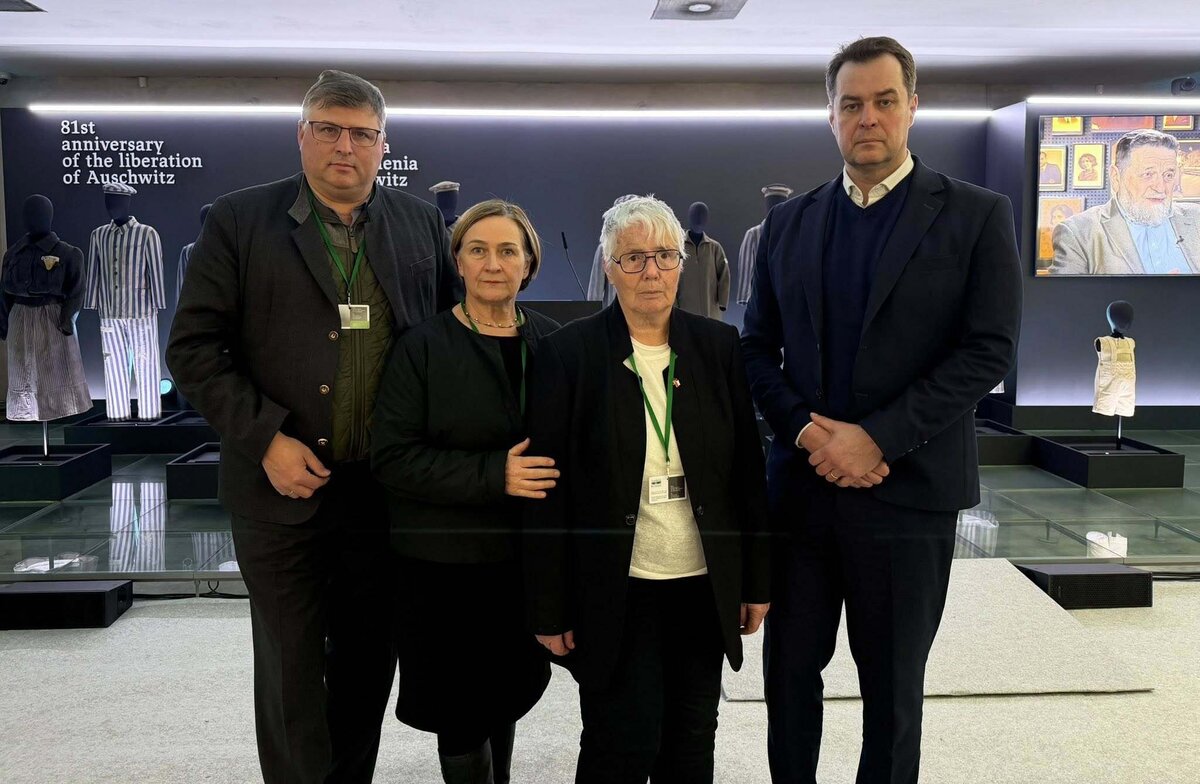 Gruppenfoto Stefan Löwl und Andrzej Skrzypiński sowie die stellvertretende Landrätinnen Marese Hoffmann und Teresa Jankowska