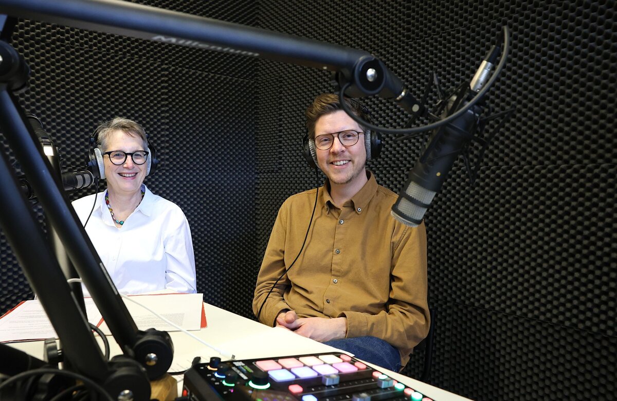 Kreisheimatpflegerin Dr Birgitta Unger-Richter und Integrationsbeauftragter Julius Fogelstaller in Podcast Studio 