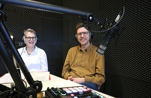 Bild vergr&ouml;&szlig;ern: Kreisheimatpflegerin Dr Birgitta Unger-Richter und Integrationsbeauftragter Julius Fogelstaller in Podcast Studio