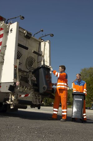 Müllmänner bei der Arbeit