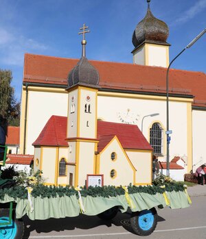 Pasenbacher-Kirche-mit-Modell