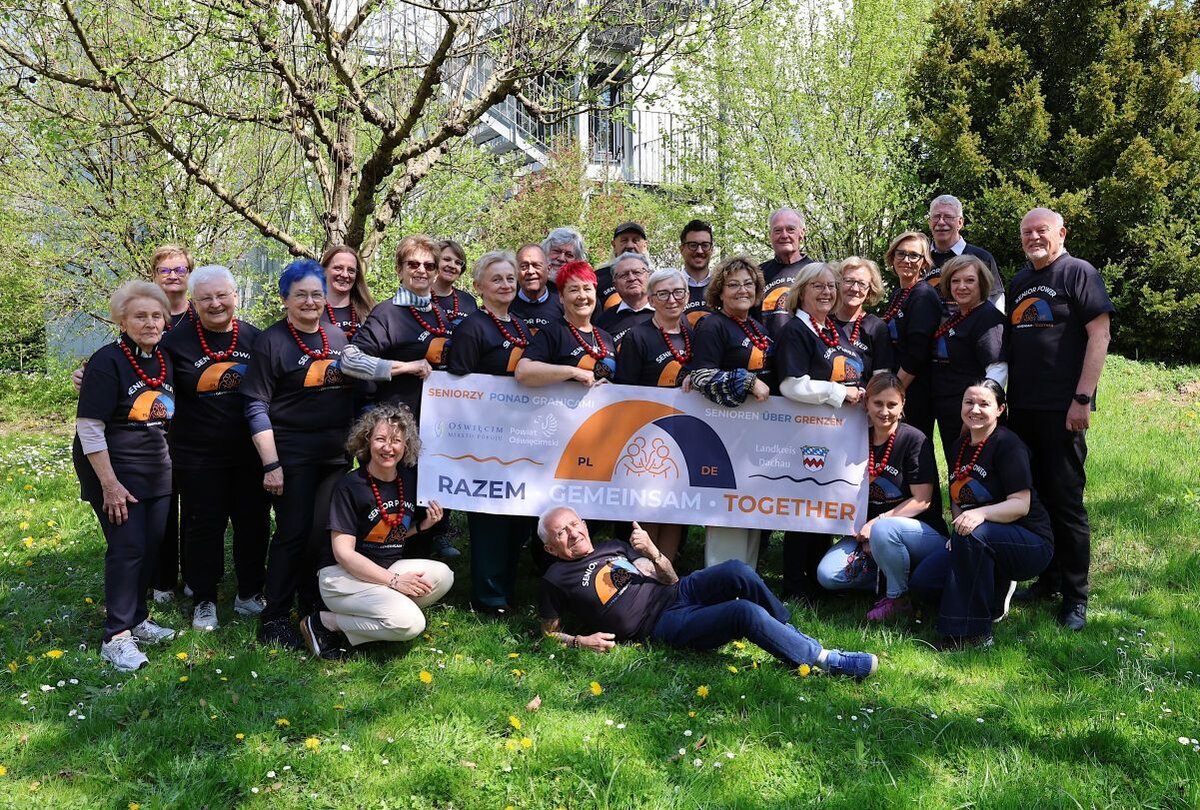 Eine Gruppe von Senioren aus Polen und Dachau - alle mit dem gleichen Tshirt auf dem Senioren Power steht 