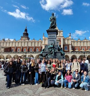 Gruppenfoto: Schulpartnerschaft: Ausflug nach Krakau