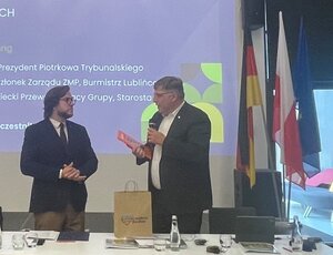 Bild vergr&ouml;&szlig;ern: Juliusz Wiernicki Stadtpräsident (Oberbürgermeister) aus  Piotrków Trybunalski überreicht Stefan Löwl ein Willkommensgeschenk
