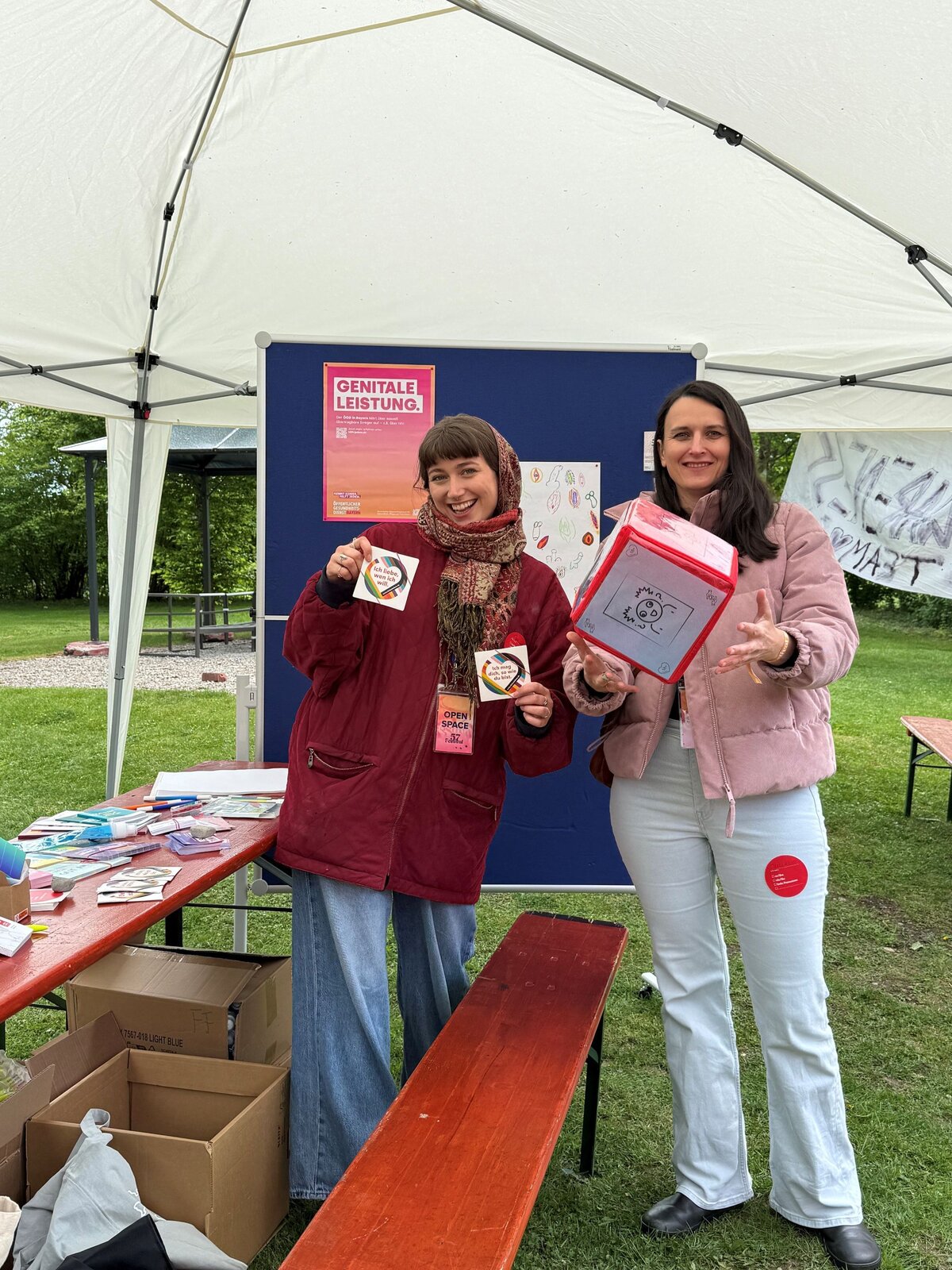 © Landrastamt Dachau, Name 
Die Mitarbeitenden des Gesundheitsamt Dachau trotzten den kalten Temperaturen und kamen beim 57 Festival mit 150 Jugendlichen zum Thema Sexualität und Gesundheit ins Gespräch
