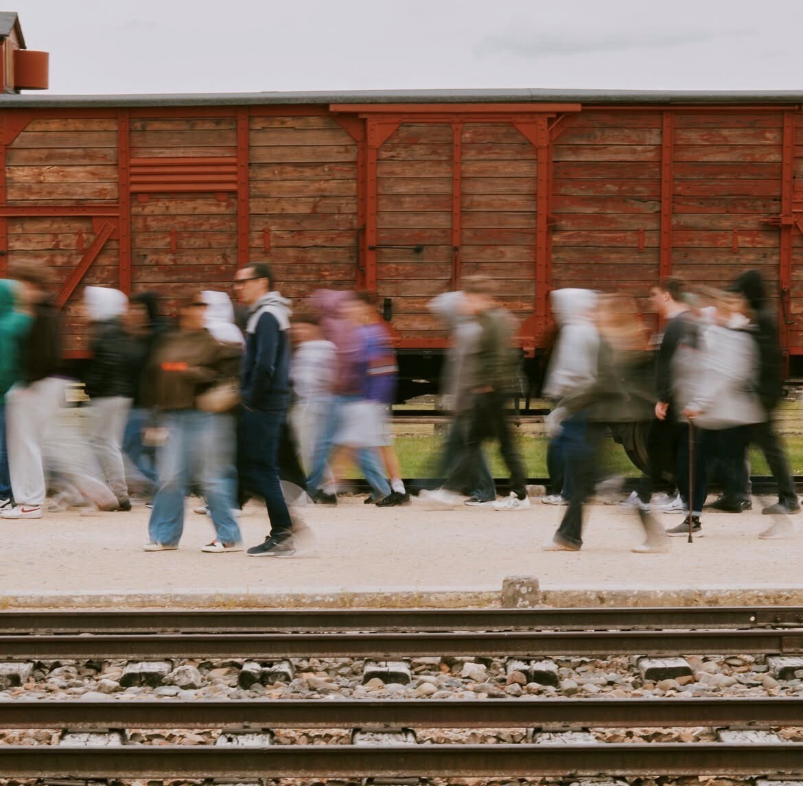 Bild von einem Fotoseminar - Mehrere Personen an einem Bahnsteig