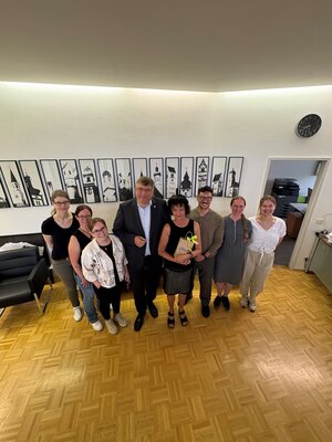 Bild vergr&ouml;&szlig;ern: Landrat Stefan Löwl und das Sachgebiet Erwachsenen und Seniorenberatung verabschieden Silvia Fitterer (rechts neben Landrat Stefan Löwl)