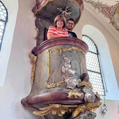 Bild vergr&ouml;&szlig;ern: Kleinberghofen: Kanzel mit zwei Besuchern