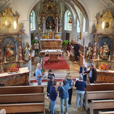 Bild vergr&ouml;&szlig;ern: Kleinberghofen: Sicht auf Besucher von der Empore aus