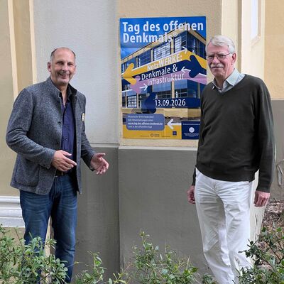 Bild vergr&ouml;&szlig;ern: Hofmarkkirche Schönbrunn. Die beiden Vorstände des Fördervereins, Michael Wockenfuss und Burkhard Haneke.