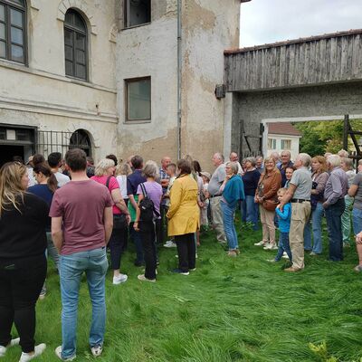Bild vergr&ouml;&szlig;ern: Langenpettenbach: Andrang vor dem alten Schulhaus
