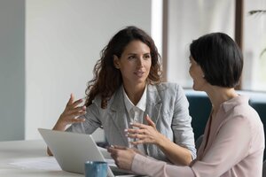 Zwei Frauen unterhalten sich über Geschäfte