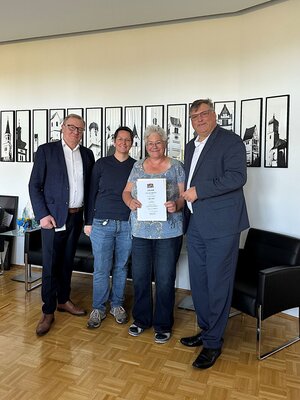 Bild vergr&ouml;&szlig;ern: Andreas Unruh, Abteilungsleiter Veterinäramt mit seiner Nachfolgerin Dr. Sophie Rothammer, Dagmar Bauer und Landrat Stefan Löwl bei der Beförderung von Dagmar Bauer zur Regierungsrätin.