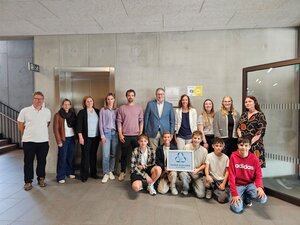 Bild vergr&ouml;&szlig;ern: Förderverein, Lehrkräfte, Schulleiter und Schüler mit dem Logo des Global Peace Path