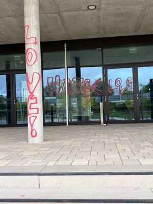 Eingang Gymnasium Karlsfeld vor der Reinigung