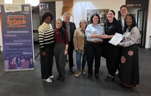 Bild vergr&ouml;&szlig;ern: Die Gewinner des Integrationspreis 2026: Kulturdolmetscher, zusammen mit der Ehrenamtskoordination des Caritas-Zentrum Dachau