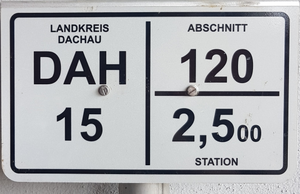 Schild: Landkreis Dachau DAH 15, Abschnitt 120, 2,500 Station