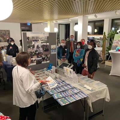 Bild vergr&ouml;&szlig;ern: Projektleiterin Fr. Wintermayr-Greck vor Besuchern der Ausstellung