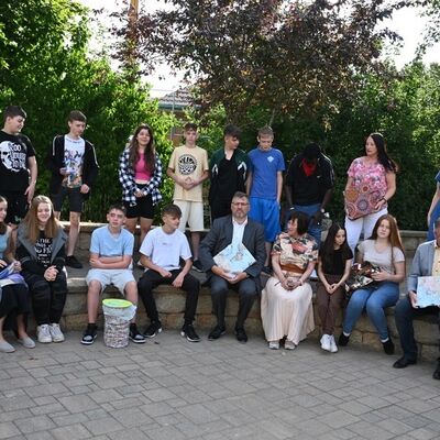 Bild vergr&ouml;&szlig;ern: Schülerinnen und Schüler mit Landrat und Bürgermeister