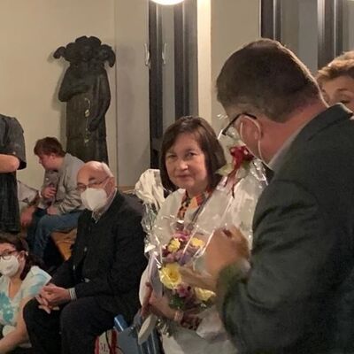 Bild vergr&ouml;&szlig;ern: Landrat Stefan Löwl bei Blumenübergabe