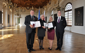 Gruppenbild Landrat Stefan Löwl, Bayerische Europaministerin Melanie Huml, Landrat von Oświęcim Marcin Niedziela