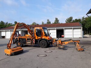 Bauhoffahrzeug mit Mähaufsatz