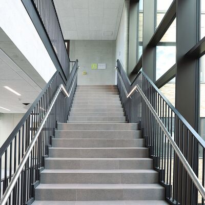 Bild vergr&ouml;&szlig;ern: Gymnasium Karlsfeld: Treppenhaus