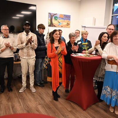 Bild vergr&ouml;&szlig;ern: Künstler und Besucher der Vernissage