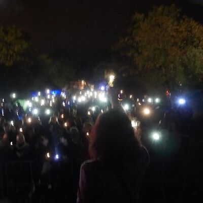 Bild vergr&ouml;&szlig;ern: Menschenmenge feiert. Feuerzeuge bilden ein Lichtermeer.